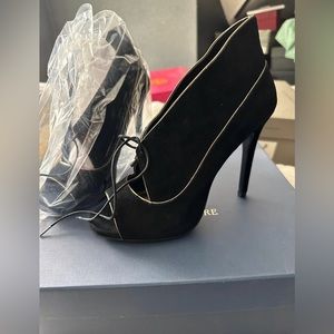 Pour la Victoire black open toe suede booties/heels, with gold accents
Size: 7